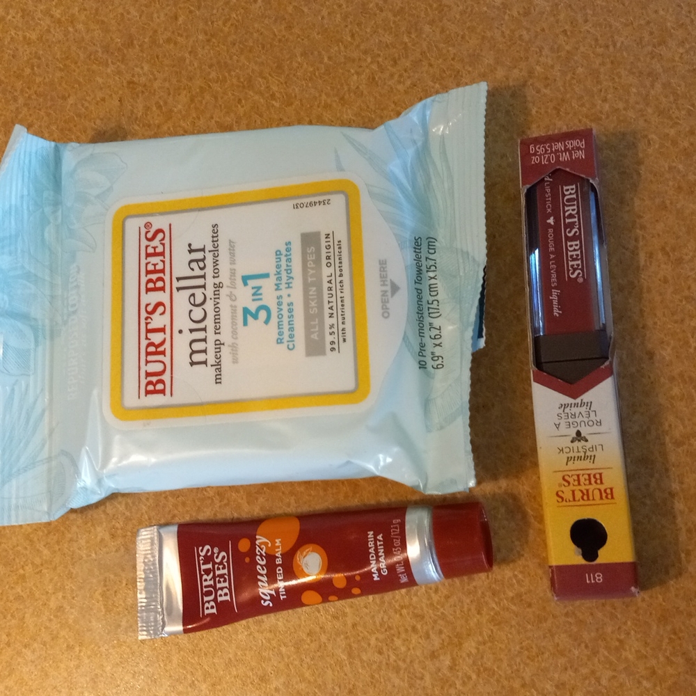 Burt's Bees red lipstick, red balm and makeup remover pack - Picture 2 of 5